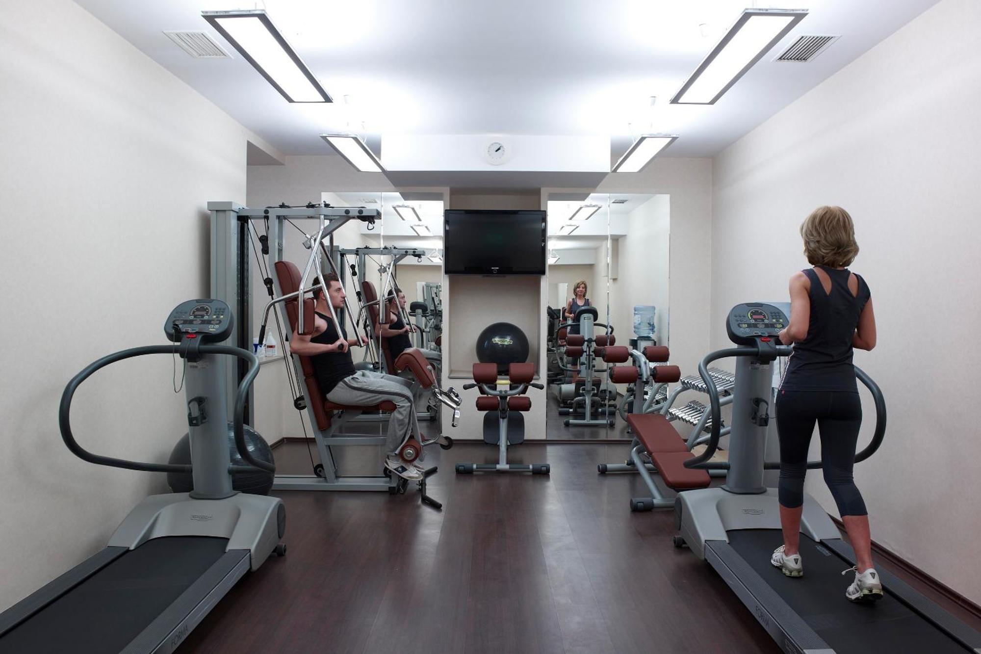 大陆酒店 布加勒斯特 外观 照片 A gym in a hotel