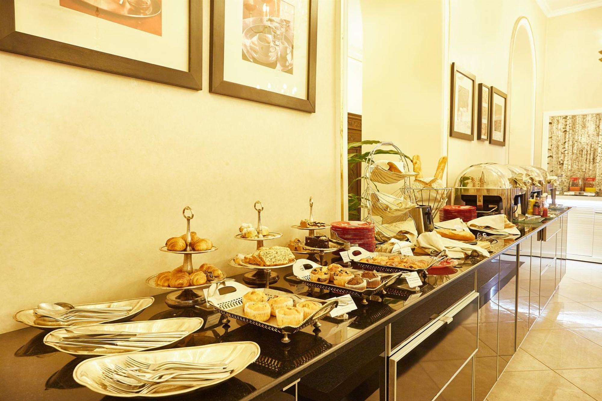 大陆酒店 布加勒斯特 外观 照片 A buffet at a hotel