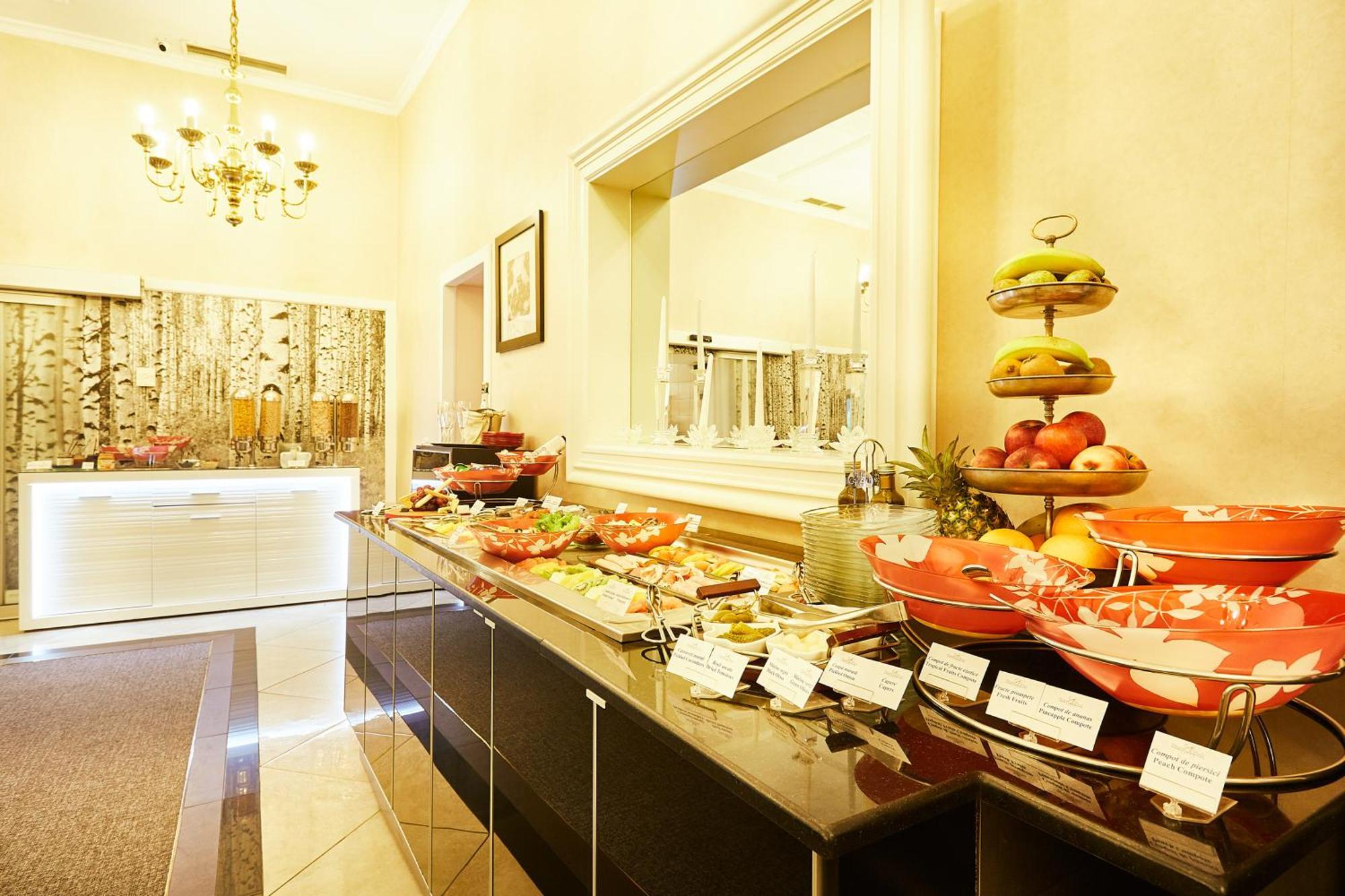 大陆酒店 布加勒斯特 外观 照片 A buffet at a hotel