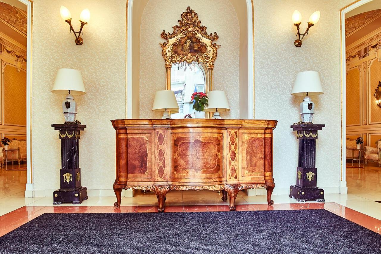 大陆酒店 布加勒斯特 外观 照片 The interior of the hotel