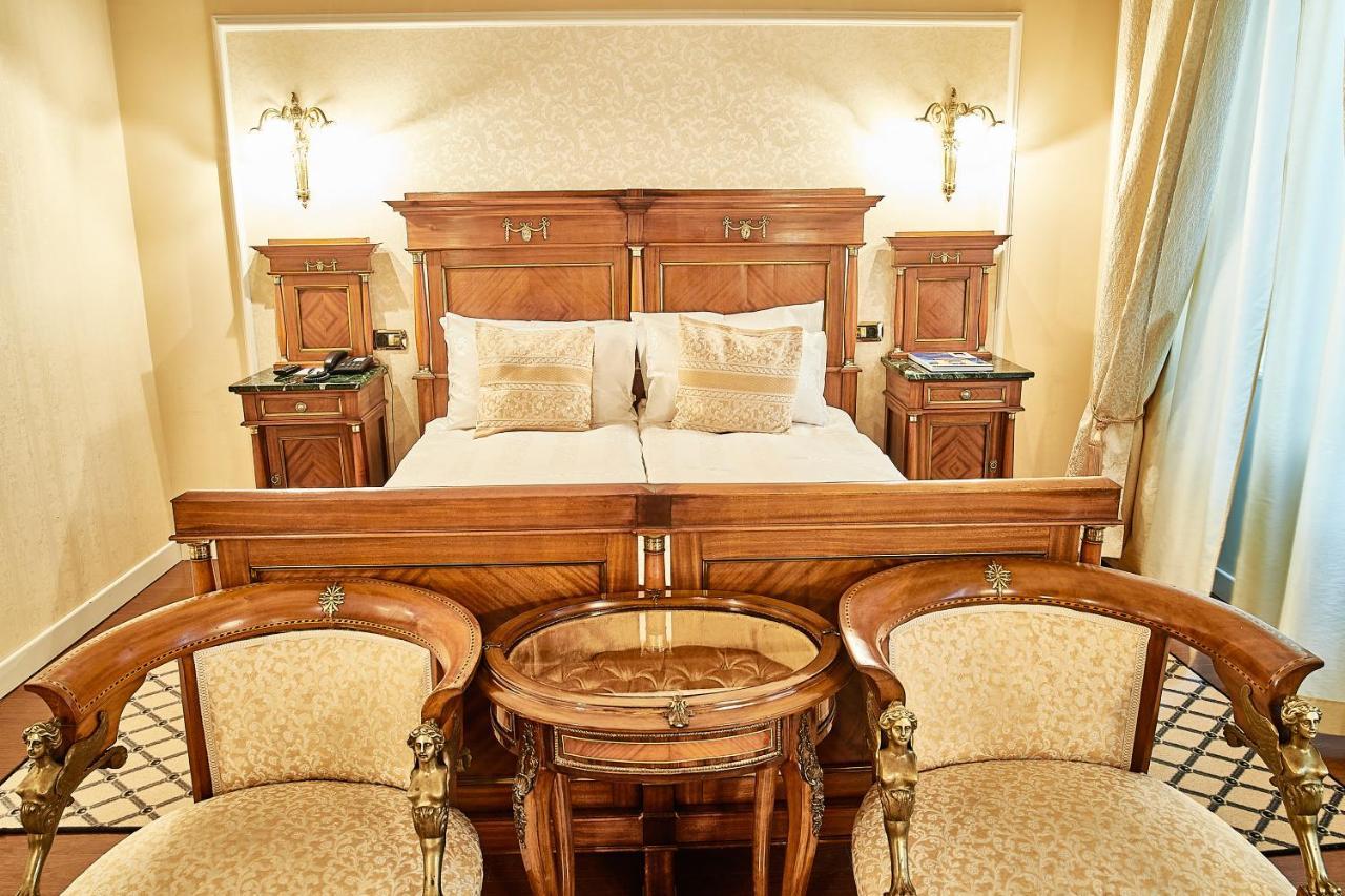 大陆酒店 布加勒斯特 外观 照片 A bedroom at the hotel