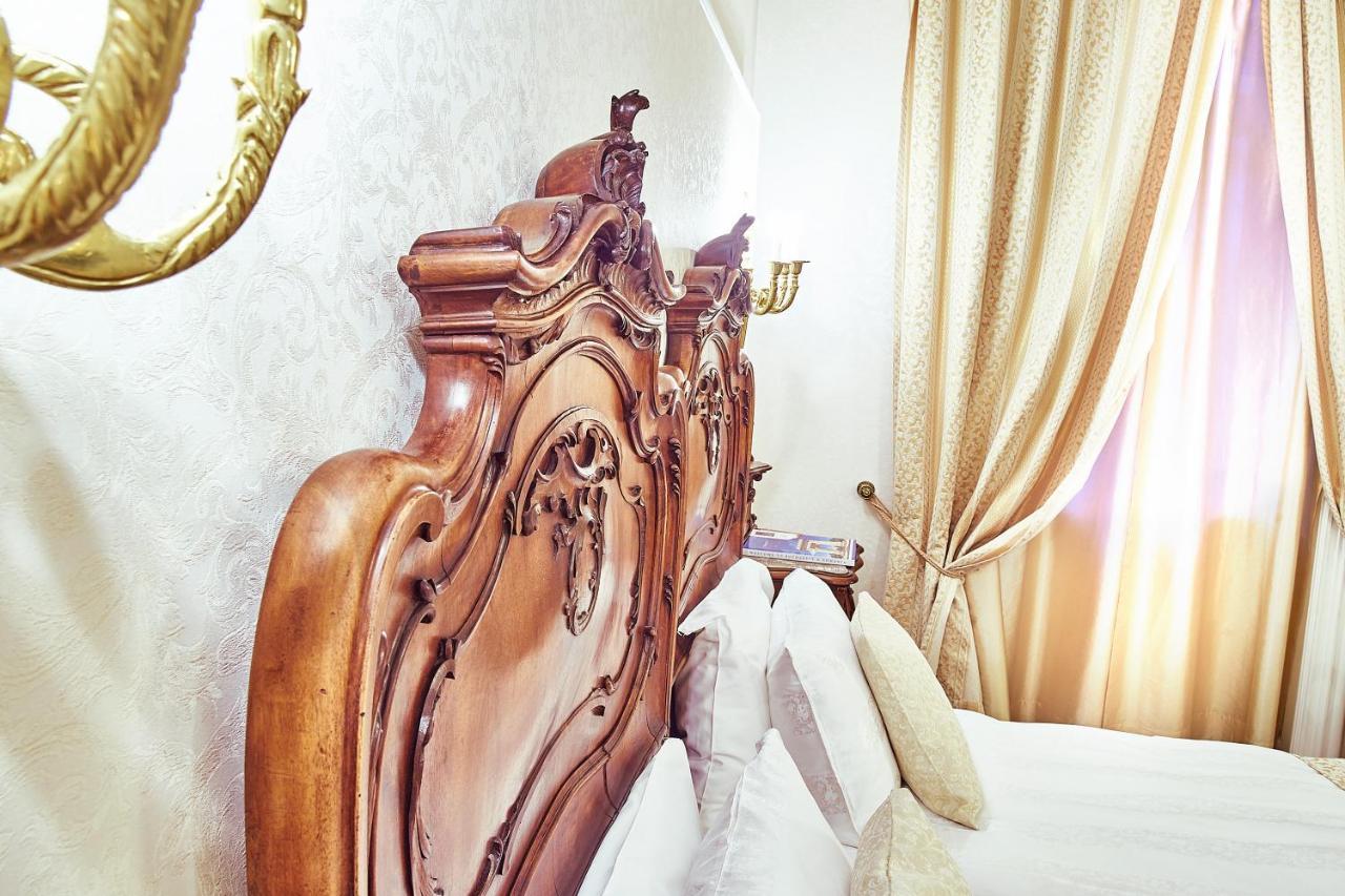 大陆酒店 布加勒斯特 外观 照片 A bed with a carved headboard