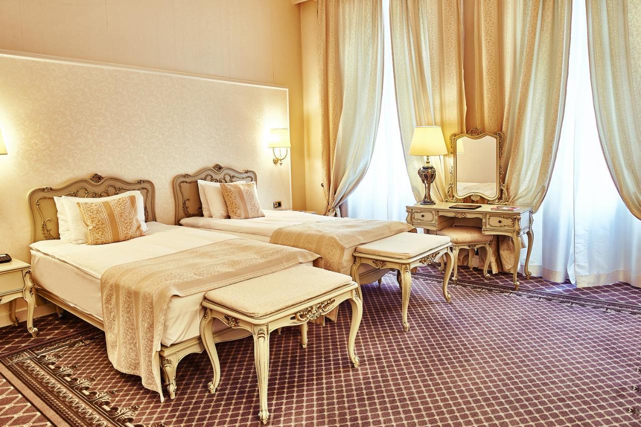 大陆酒店 布加勒斯特 外观 照片 A room at the hotel