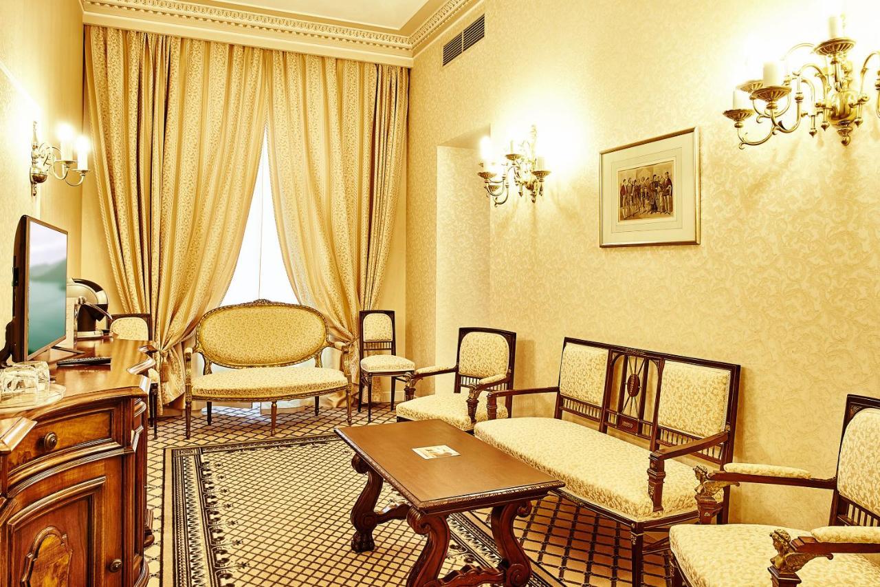 大陆酒店 布加勒斯特 外观 照片 A suite at the hotel