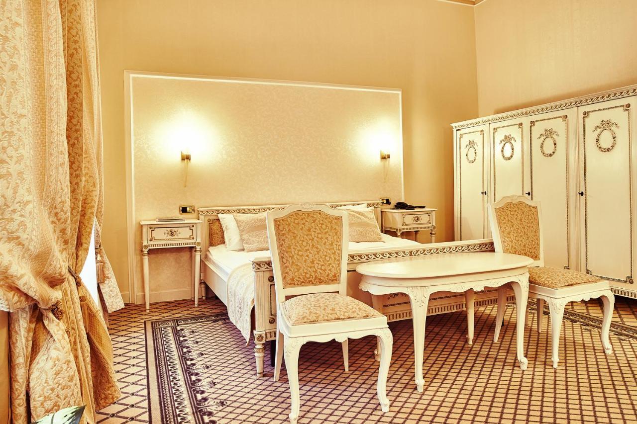 大陆酒店 布加勒斯特 外观 照片 A suite at the hotel