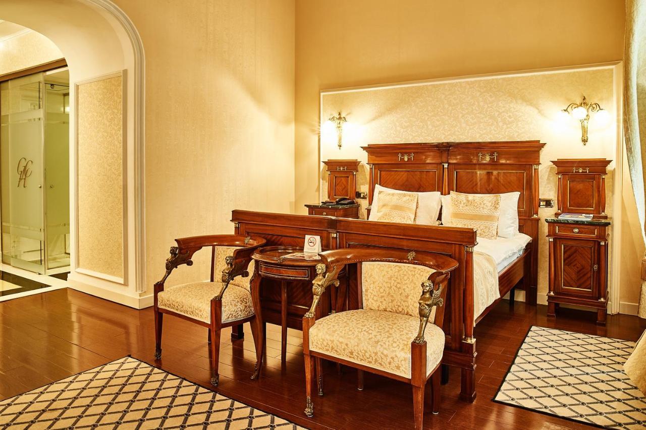 大陆酒店 布加勒斯特 外观 照片 A bedroom at the hotel