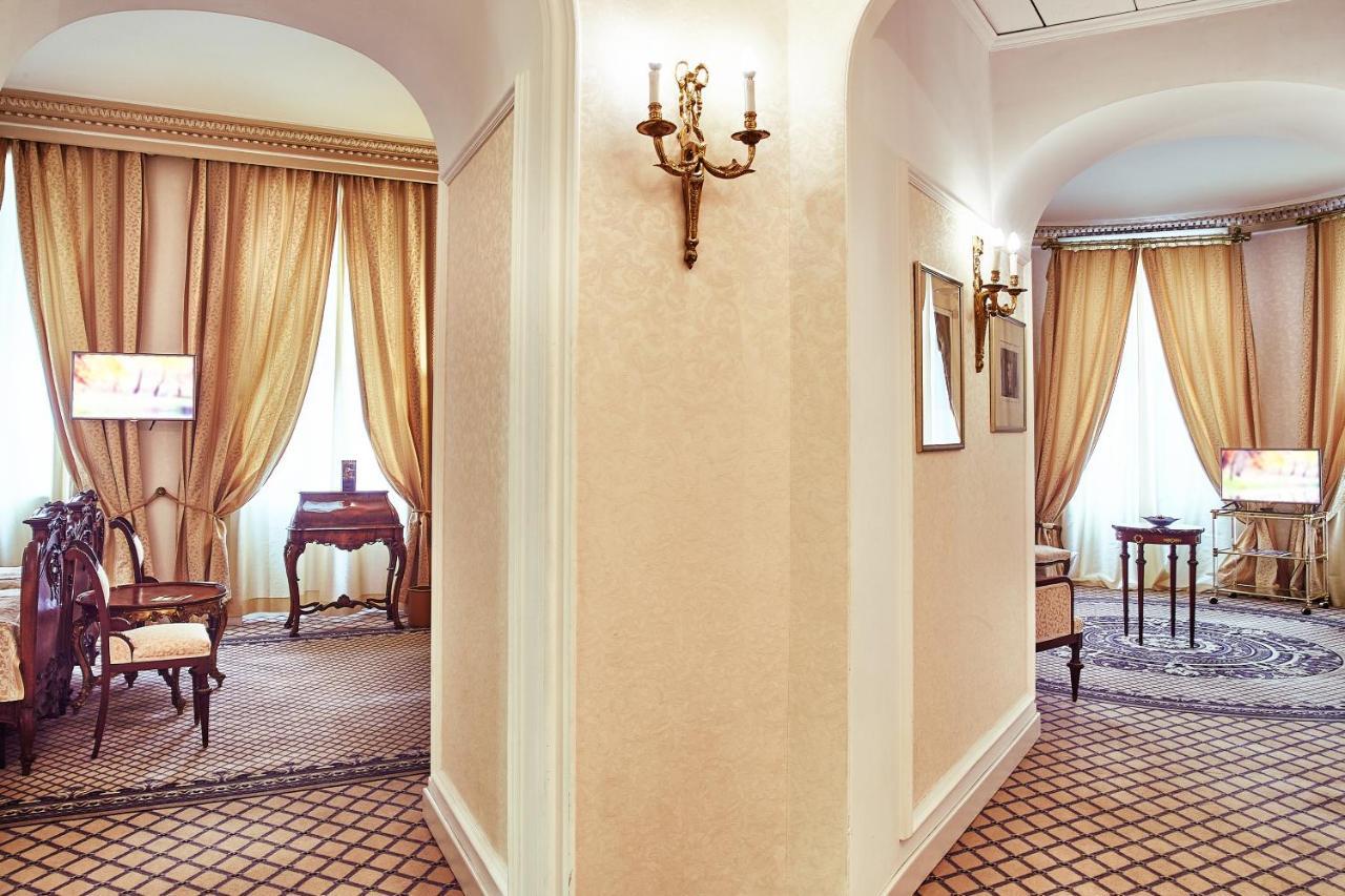 大陆酒店 布加勒斯特 外观 照片 A suite at the hotel